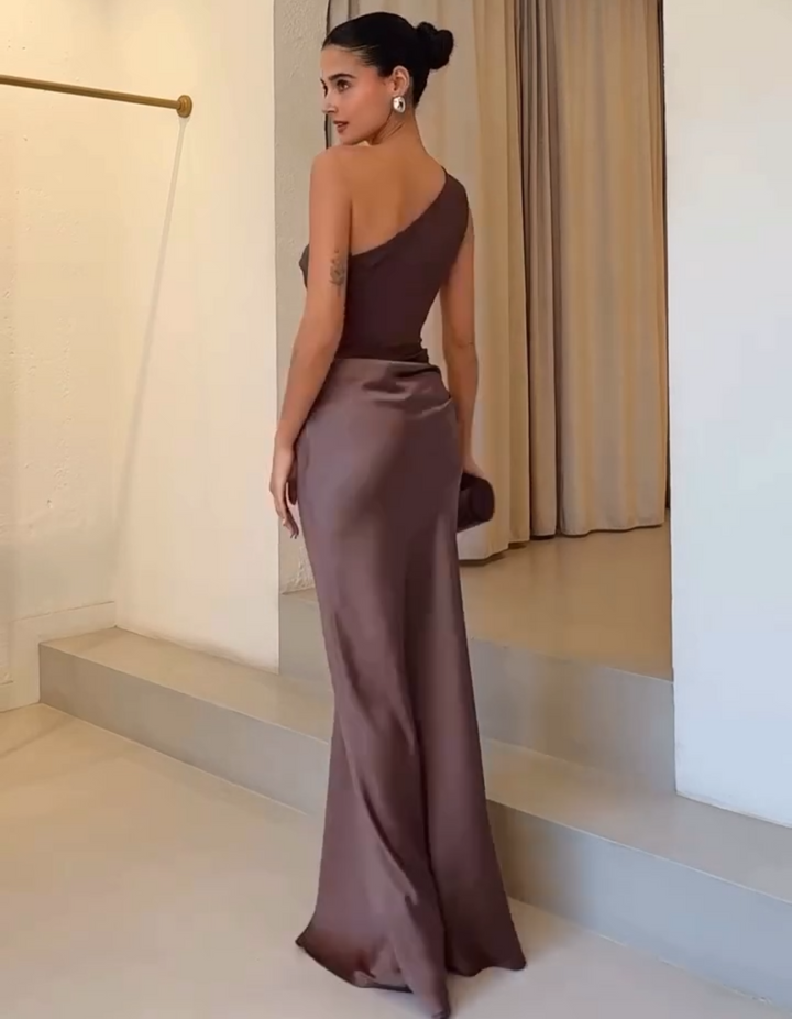 Amaretta – Elegant Satin Gown